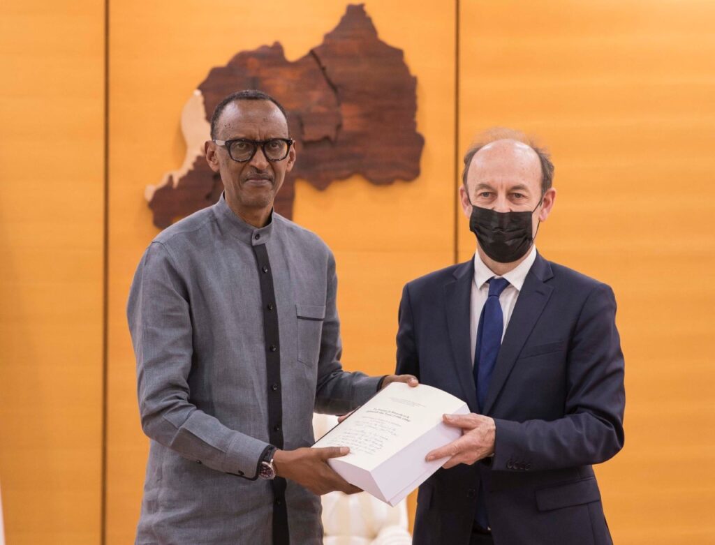 Ku wa 9 Mata 2021, Umufaransa Prof Vincent Duclert wayoboye Komisiyo yakoze icukumbura ku ruhare rw’u Bufaransa muri Jenoside, yashyikirije Perezida Kagame raporo y’ibyarivuyemo yerekana ko igihugu cye cyayishyigikiye buhumyi