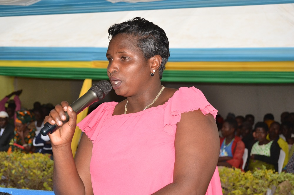 Perezida wa Koperative COOTENYA, Munezere Clementine, ageza ijambo ku bitabiriye umunsi mukuru w'umuhinzi w'icyayi