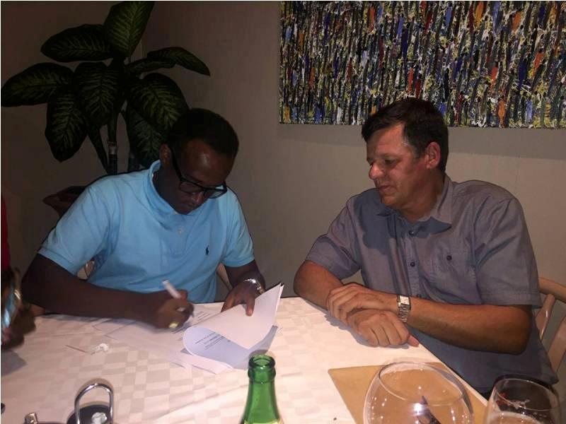 Perezida wa Rayon Sports Gacinya Denis n'umutoza Ivan basinyana amasezerano