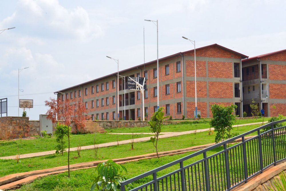 Inzu zo mu mudugudu wa Busanza zubatse mu buryo burondereza ubutaka, aho bubatse bajya hejuru