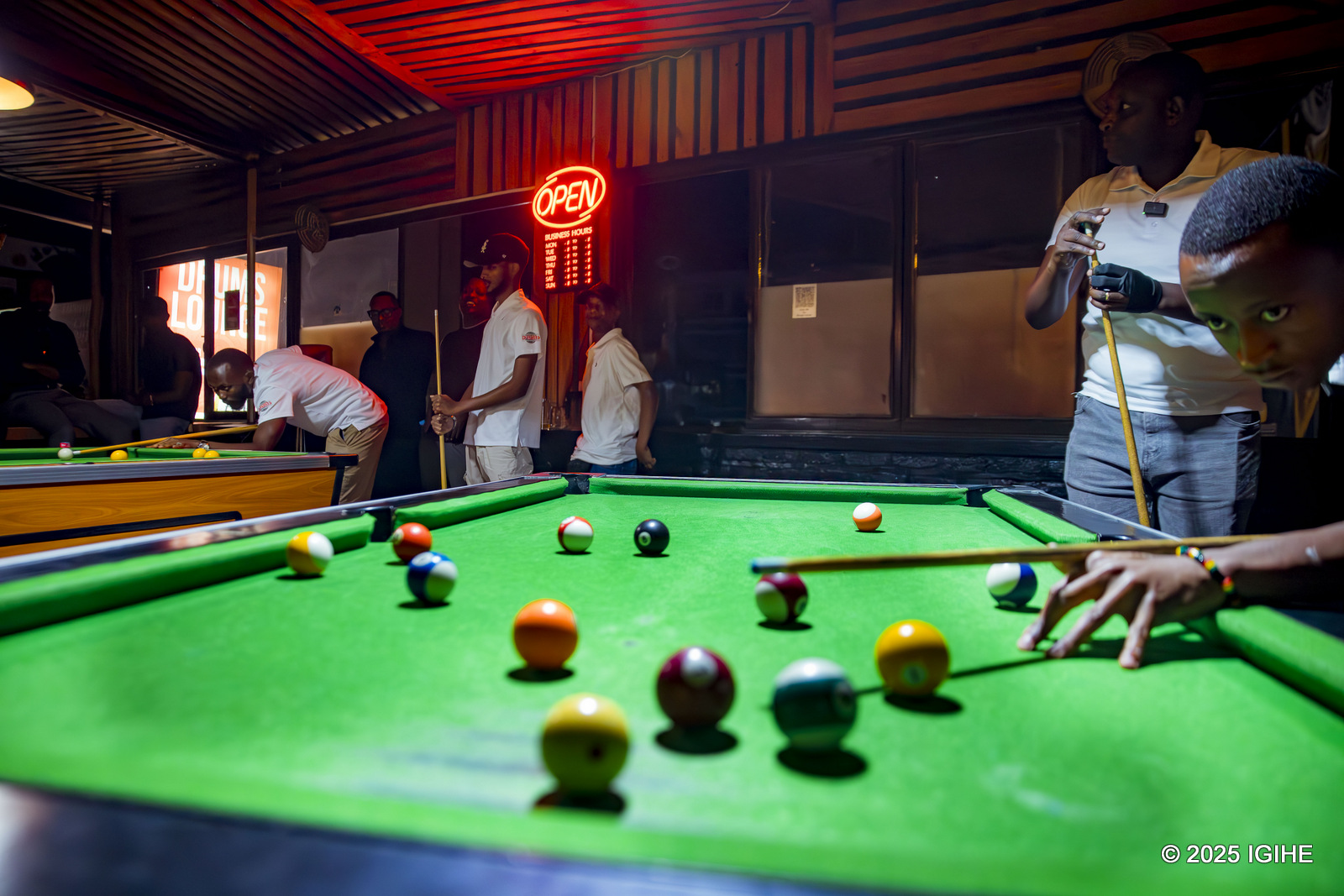 Akenshi umukino wa Billiard ukinirwa mu tubari