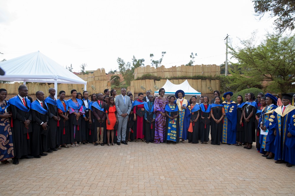 Madamu Jeannette Kagame ari kumwe n'abasoje amasomo mu burezi bw’incuke