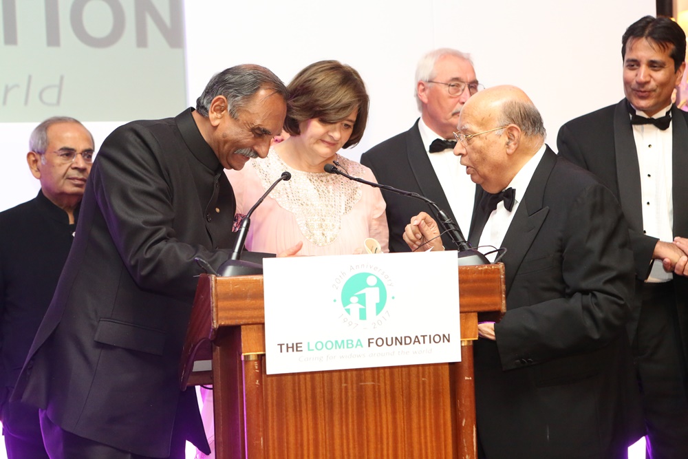 Hasinywe amasezerano y’ubufatanye hagati y’Umuyobozi akaba ari nawe washinze Loomba, Raj Loomba (ibumoso) na Perezida wa Loomba Foundation, Cheri Blair (hagati)