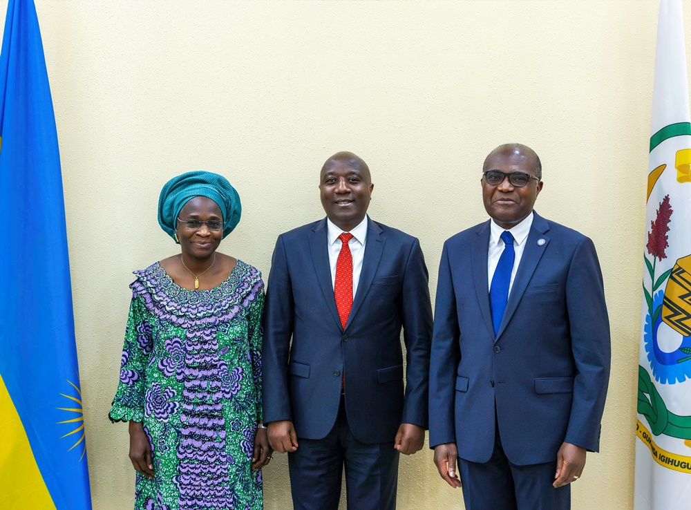 Umuyobozi Wungirije wa ILO ushinzwe Afurika, Cynthia Samuel-Olonjuwon; Minisitiri w’Intebe, Dr Edouard Ngirente n’Umuyobozi Mukuru Wungirije ushinzwe Ibiro by’Umuyobozi Mukuru wa ILO, André Bogui