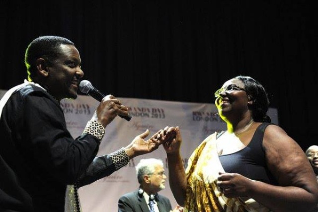 Massamba abyinana n'umwe mu bari bitabiriye icyo gitaramo cya Rwanda Day.