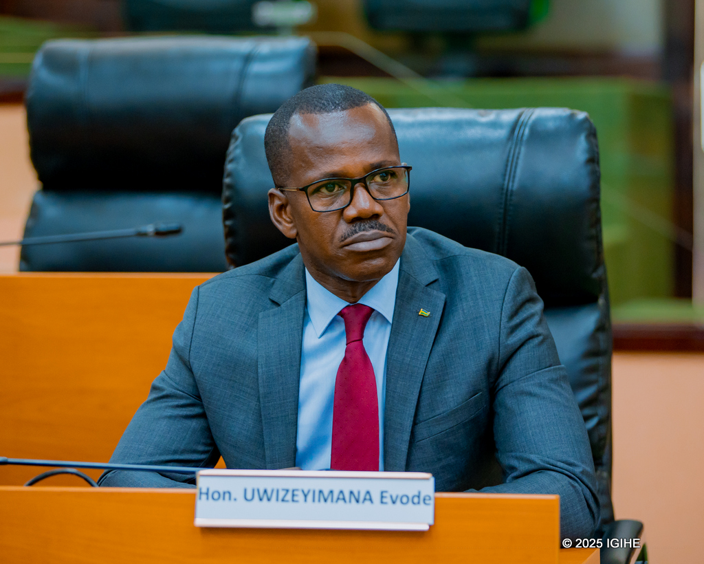 Senateri Uwizeyimana Evode mu batanze ibitekerezo muri ibi biganiro