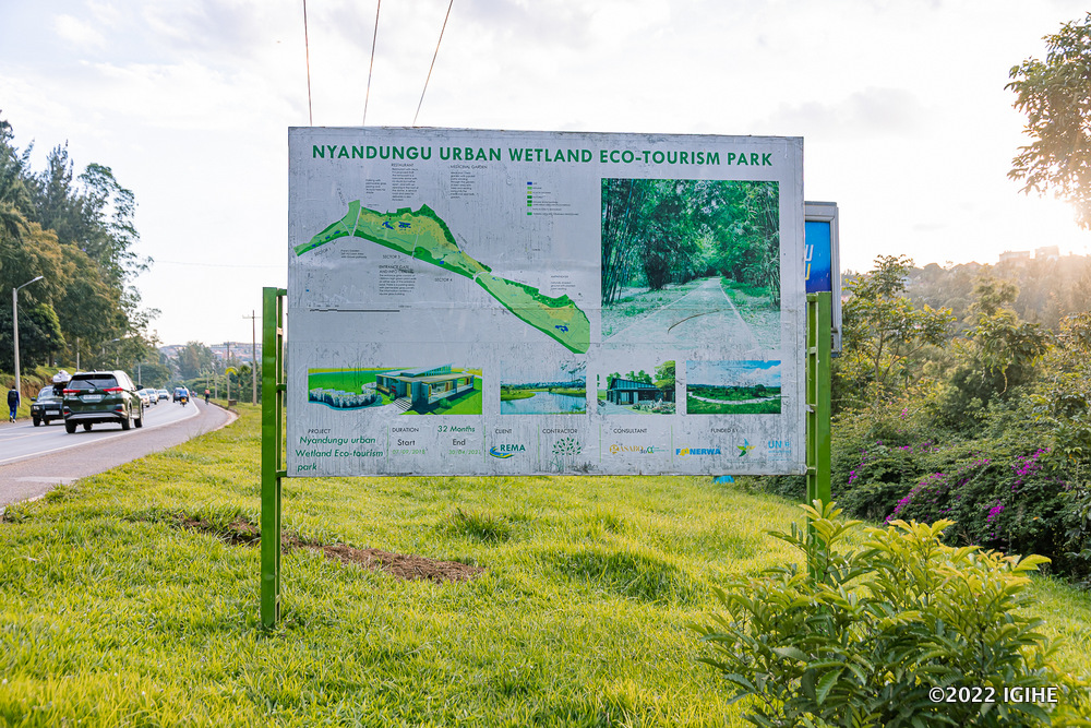 Kuri uwo muhanda hari icyapa kinini cyerekana igihe imirimo yo gutunganya Igishanga cya Nyandungu yatangiriye. Cyaje kurenga kubera ko inyigo yakozwe mbere yabanje guhinduka