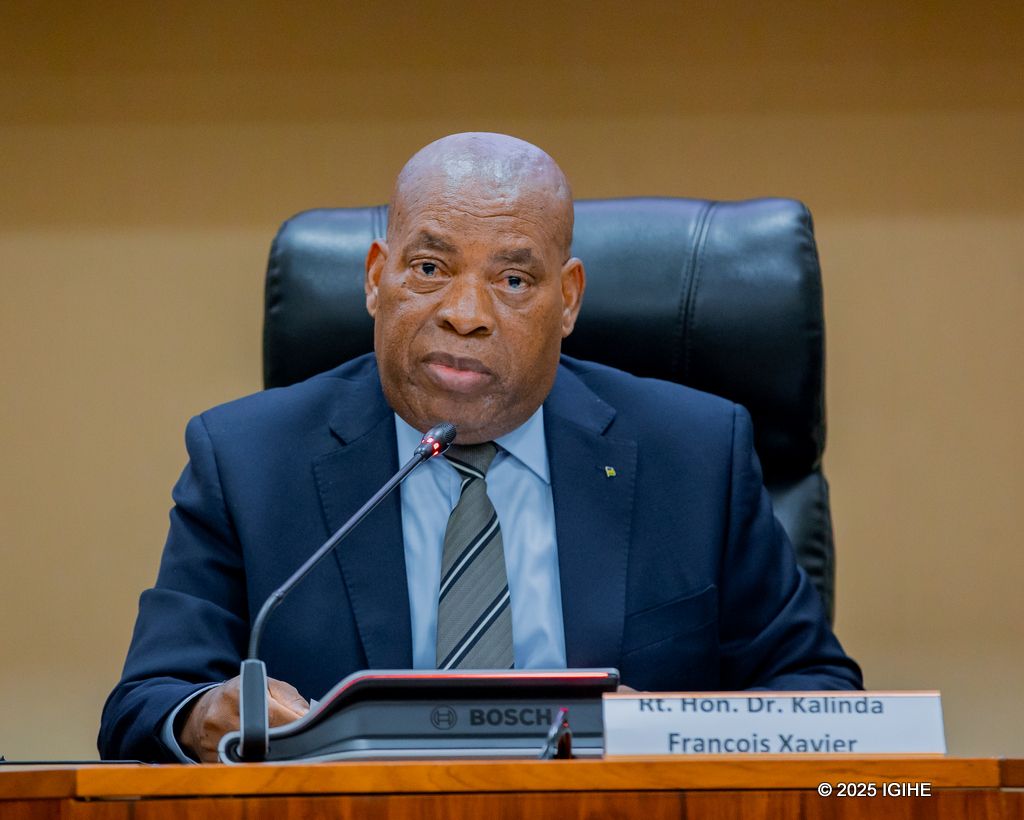 Perezida wa Sena y’u Rwanda, Dr. François Xavier Kalinda, yagaragarije intumwa za rubanda ziturutse mu Nteko Ishinga Amategeko y’Umuryango Mpuzamahanga w’Ibihugu bikoresha Igifaransa zagiriye uruzinduko mu Rwanda ko inzira y'ibiganiro yageza ku gisubizo kirambye