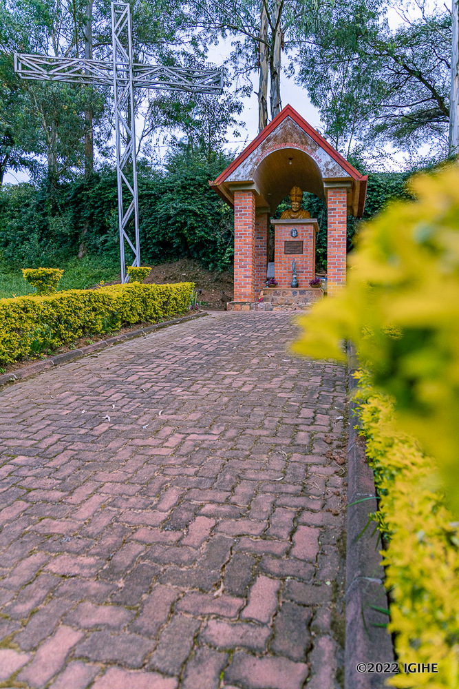 Aha ni ho bivugwa ko Papa yambariye mbere yo gusoma misa ye ubwo yasuraga u Rwanda mu 1990