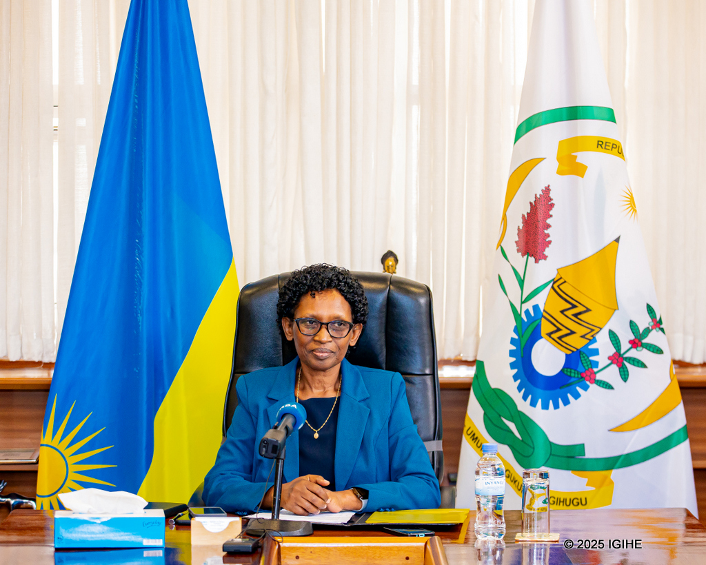 Perezida w’Umutwe w’Abadepite, Kazarwa Gerturde, yagaragaje ko abayobozi b’inzego z’ibanze bakwiye gushyira imbere abaturage no gutanga serivisi zinoze