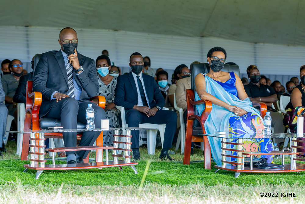 Meya w'Umujyi wa Kigali, Pudence Rubingisa na Perezida w'Inteko Ishinga Amategeko Umutwe w'Abadepite, Makabalisa Donatille bakurikiranye ubuhamya bw'abarokokeye i Nyanza ya Kicukiro