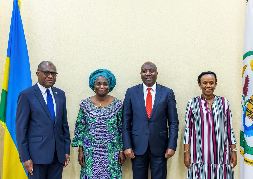 Umuyobozi Mukuru Wungirije ushinzwe Ibiro by’Umuyobozi Mukuru wa ILO, André Bogui (Ibumoso); Umuyobozi Wungirije wa ILO ushinzwe Afurika, Cynthia Samuel-Olonjuwon; Minisitiri w’Intebe, Dr Edouard Ngirente na Minisitiri w’Abakozi ba Leta n’Umurimo, Rwanyindo Kayirangwa Fanfan
