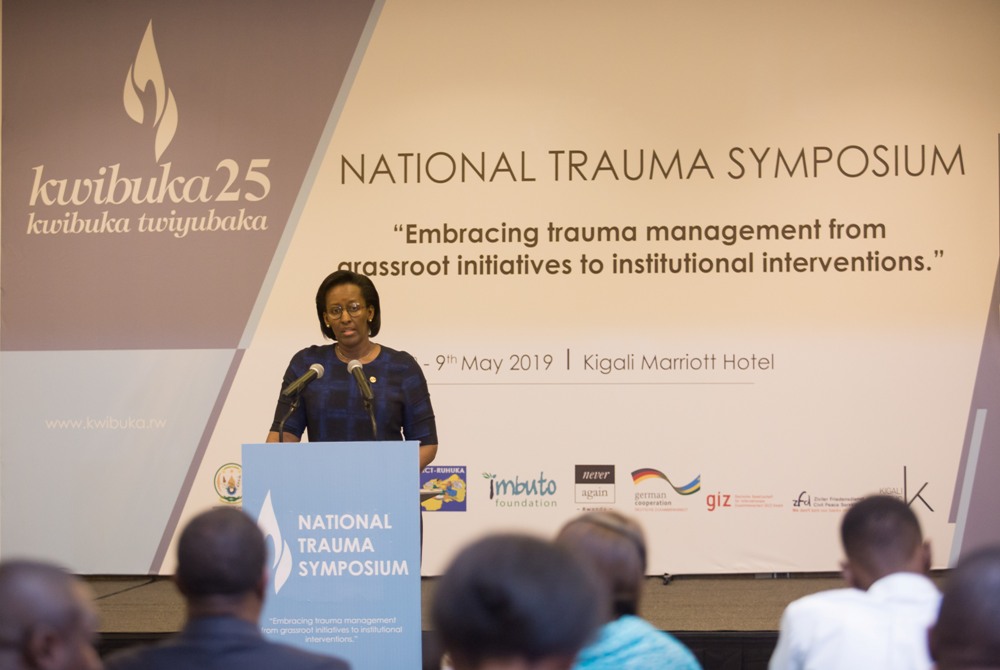 Madamu Jeannette Kagame yavuze ko bitari byoroshye kuvuga ku bajyanama b'ihungabana b'umwuga. Yatangaje ko ubu hari icyizere cyo kubakiraho nyuma y'imyaka 25 Jenoside ihagaritswe