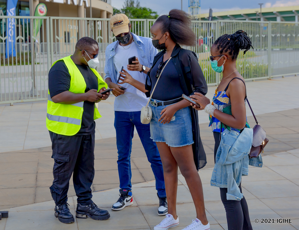 Mbere yo kwinjira muri Kigali Arena, abafana bari kubanza kwerekana ko baguze itike
