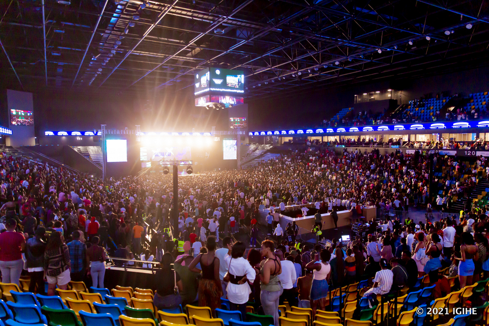 Kigali Arena yarimo abafana bagera ku bihumbi bitanu, amabwiriza ya COVID-19 agena ko ahabera ibitaramo hatagomba kurenza kimwe cya kabiri cy'ubushobozi bwaho bwo kwakira abantu