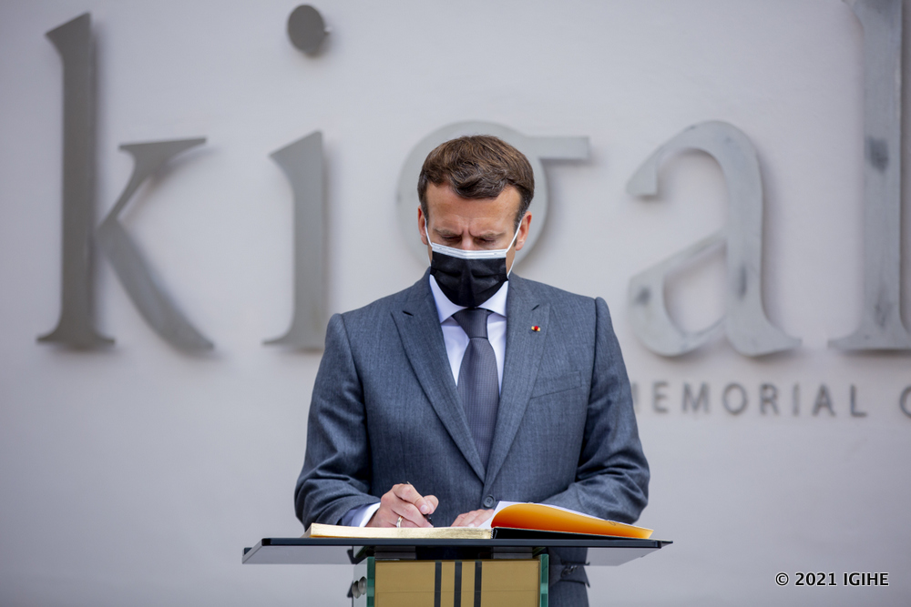 Macron yandika mu gitabo cy'abashyitsi ku rwibutso rwa Kigali