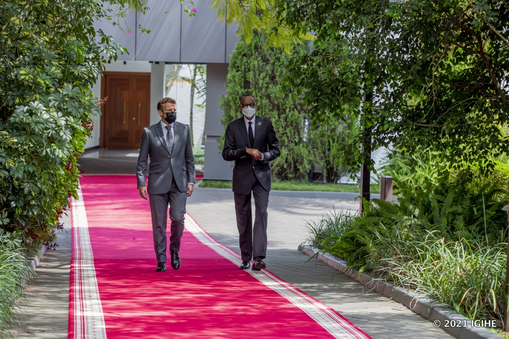 Muri Gicurasi, Perezida w’u Bufaransa, Emmanuel Macron yasuye u Rwanda aruha n’inkingo zifashishijwe mu gukingira abaturage