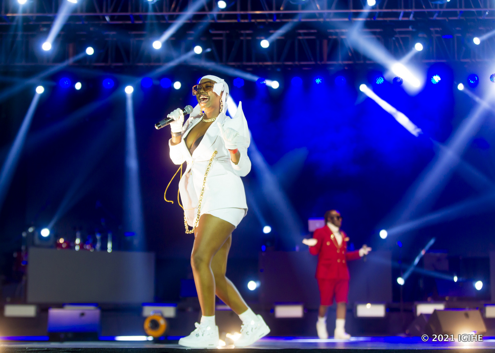 Bianca yaserutse yambaye umweru dede ahantu hose kuva ku kirenge kugera ku musatsi