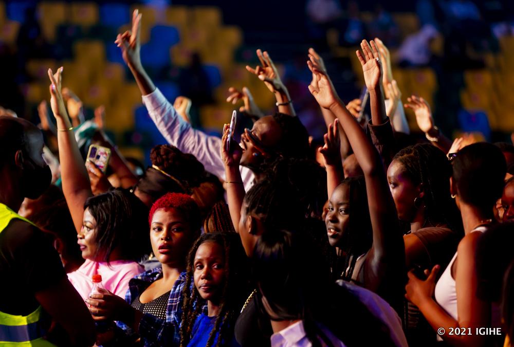 Yatangiye kuririmba amaboko y'abafana be ari hejuru