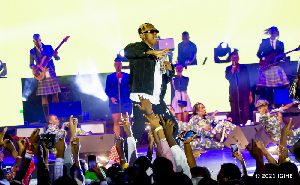Symphony Band ni yo yacurangiye Bushali. Abasore bagize iyi band baserutse bambaye amajipo