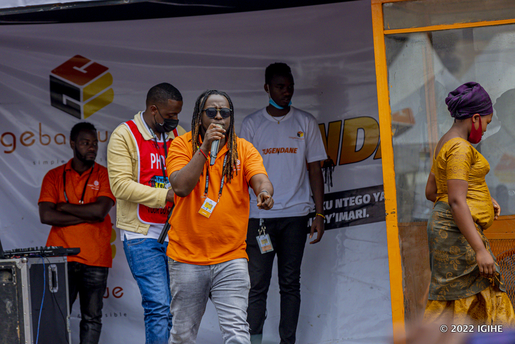 MC Buryohe ni we waherekeje Cogebanque nk'umushyushyarugamba wayo muri Tour du Rwanda 2022