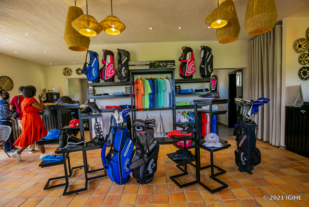 Kuri iki kibuga hari inzu abantu bashobora kubonamo ibikoresho byifashishwa mu mukino wa Golf