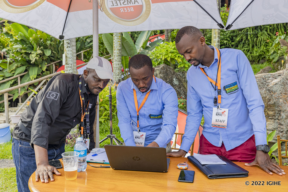 Abakomiseri b'irushanwa bareba uko abakinnyi bitwaye