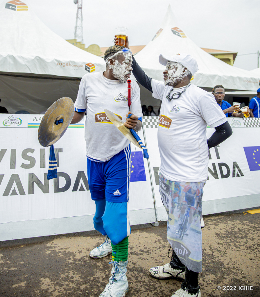 Rwarutabura na Rujugiro bamenyerewe muri ruhago nk'abafana ba Rayon Sports na APR FC bari mu bahekereje Tour du Rwanda aho igana hose