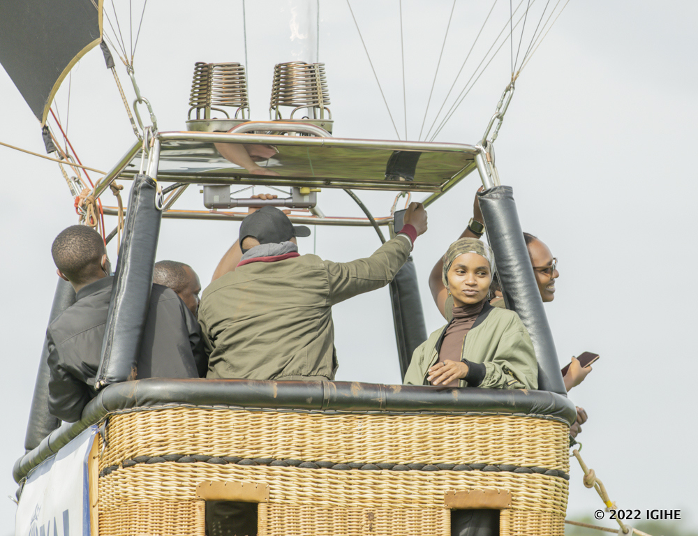 Iyo balloon igeze mu kirere, pilot ashobora kurekera gushyiramo umwuka, balloon igatwarwa n'umuyaga usanzwe