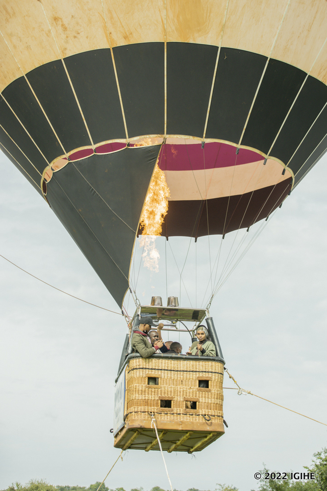 Iyo balloon ikiri hasi, pilot aba agikoresha umwuka ushyushye mu kuyizamura