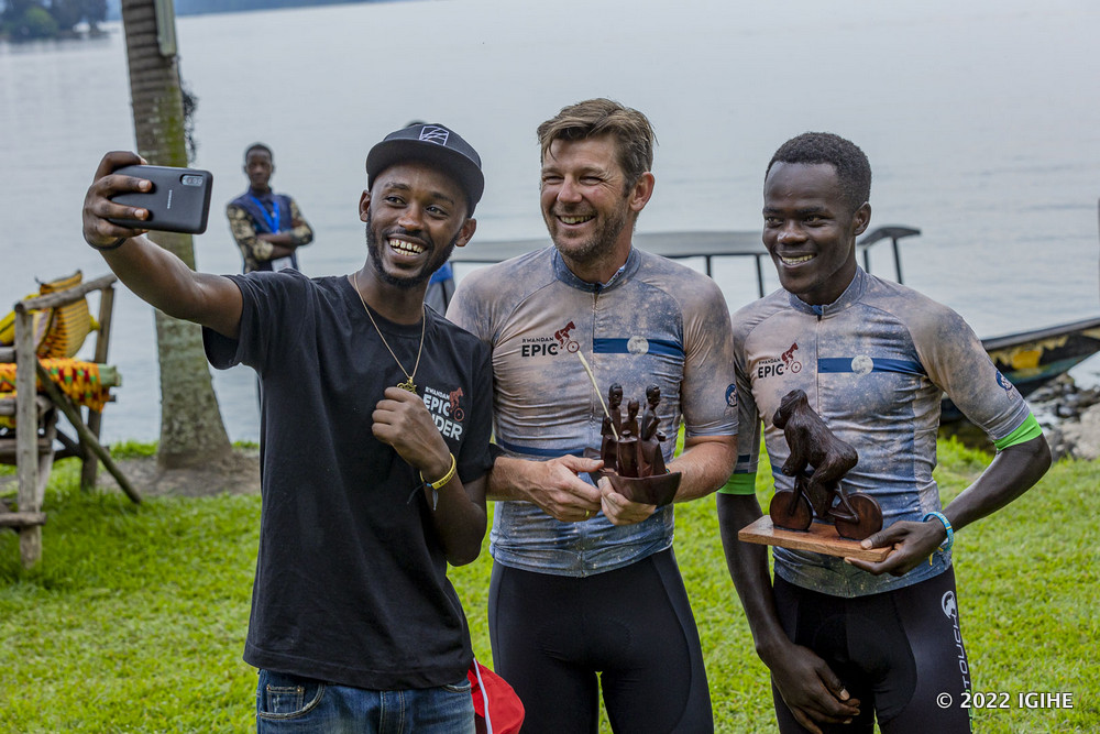 Ruberwa Jean-Damascène afata 'selfie' hamwe na Karl Platt na Habimana Jean Eric batwaye Rwandan Epic 2022