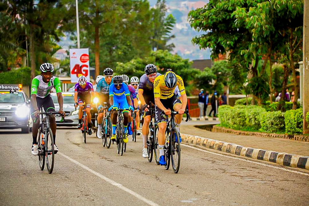 Mugisha Samuel na Niyonkuru Samuel bari mu itsinda ryayoboye isiganwa muri Rulindo