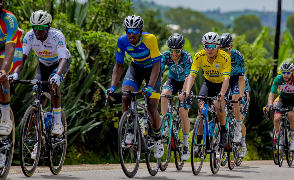 Bykusenge Patrick (Benediction Ignite) na Uhiriwe Byiza Renus (Team Rwanda) bari mu gikundi kirimo Brayan Sanchez wari wambaye umwenda w'umuhondo