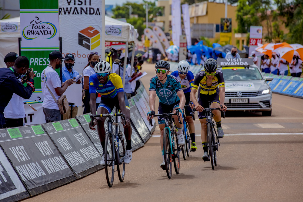 Mugisha Sameul wa Team Rwanda yageranye ku murongo na Gautier Cyril wa B&B Hotels