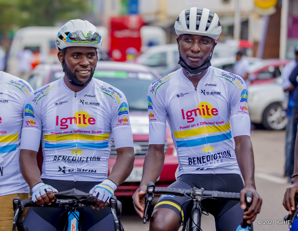 Areruya Joseph (ibumoso) na Uwiduhaye uri gukina iri rushanwa bwa mbere
