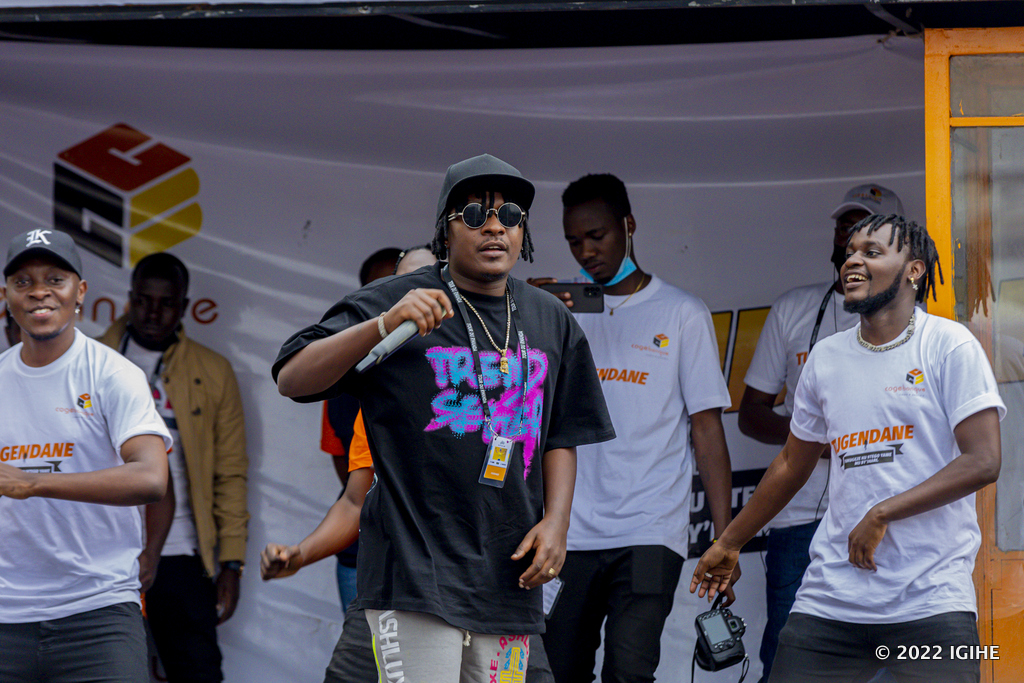 Platini yabaga aherekejwe n'abasore b'abahanga mu gukaraga umubyimba