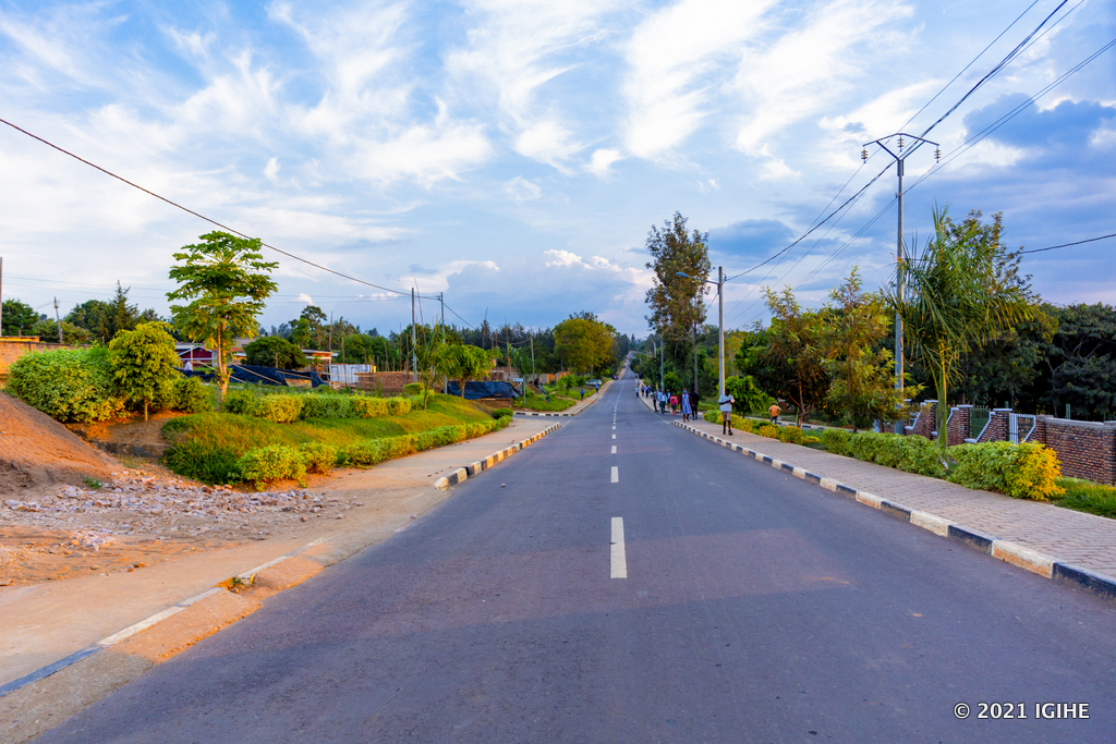 Mu Karere ka Nyagatare hubatswe ibikorwaremezo byiganjemo imihanda yoroheje ubuhahirane n'imigenderanire. Biri mu bifasha abaturage koroherwa no kugera aho babona serivisi bifuza
