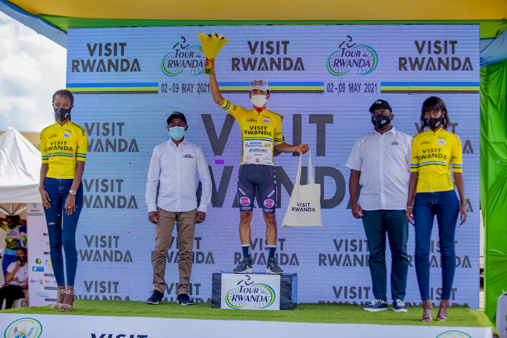 Umba Lopez Abner Santiago w'imyaka 18, yambaye umwenda w'umuhondo utangwa VISIT RWANDA