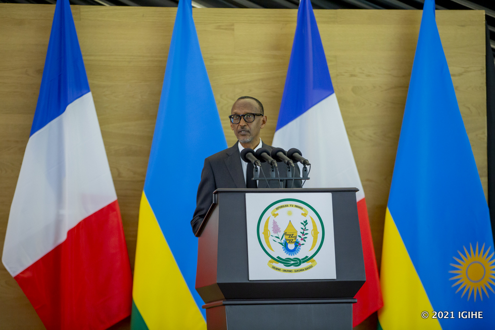 Perezida Kagame yavuze ko intambwe Macron yateye mu kwemera uruhare rw'igihugu cye muri Jenoside yakorewe Abatutsi ari iyo kwishimira