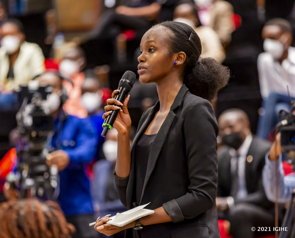 Abera Martina Kabagambe wiga muri African Leadership Universtiy yabajije Perezida Kagame icyo abona nk'imvano ya ‘Coup d’état’ nyinshi zirangwa muri Afurika