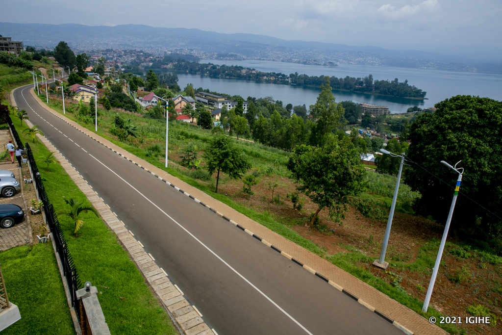 Mu kubaka ibikorwaremezo hanazirikanwe kurimbisha imijyi yunganira uwa Kigali. Uyu muhanda wubatswe mu Karere ka Rusizi , uva ku Karere ka Rusizi, ukanyura kuri stade, ugakomereza kuri Centre Pastorale Inshuti werekeza ku Mupaka wa Rusizi uhuza u Rwanda na RDC