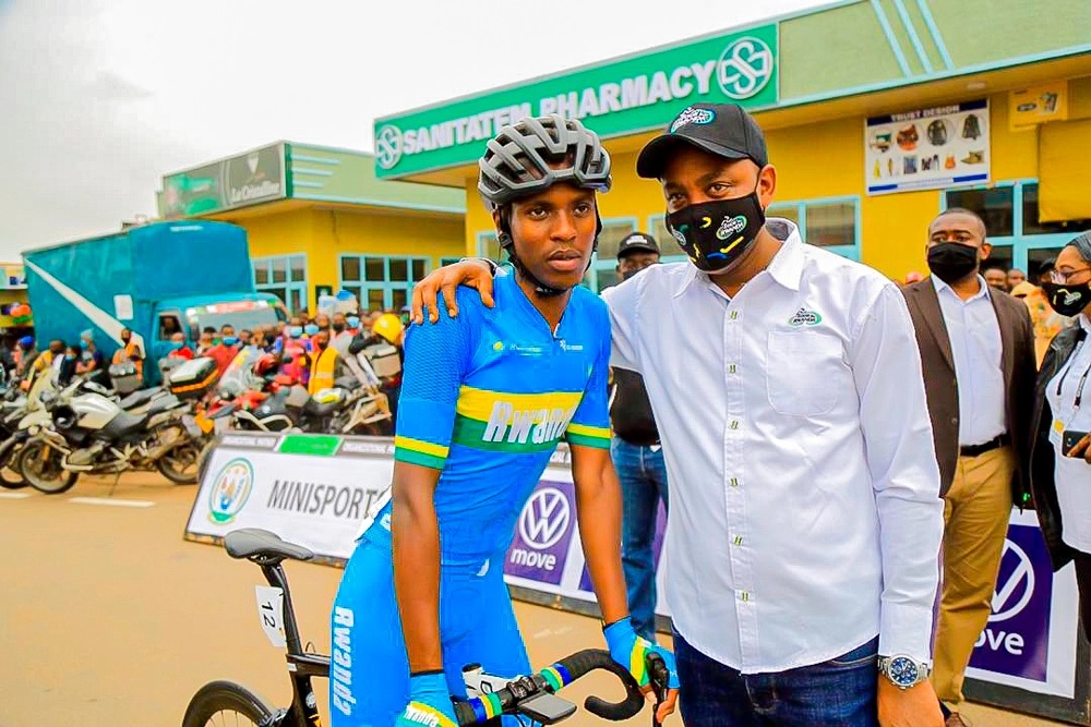 Perezida wa FERWACY, Murenzi Abdallah, aganiriza Muhoza Eric wa Team Rwanda
