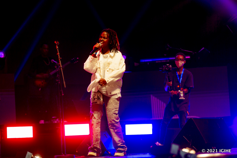 Ariel Wayz yamenyekanye cyane aririmba muri Symphony Band, hari mbere y'uko batandukana agatangira gukora umuziki nk'umuhanzi wigenga