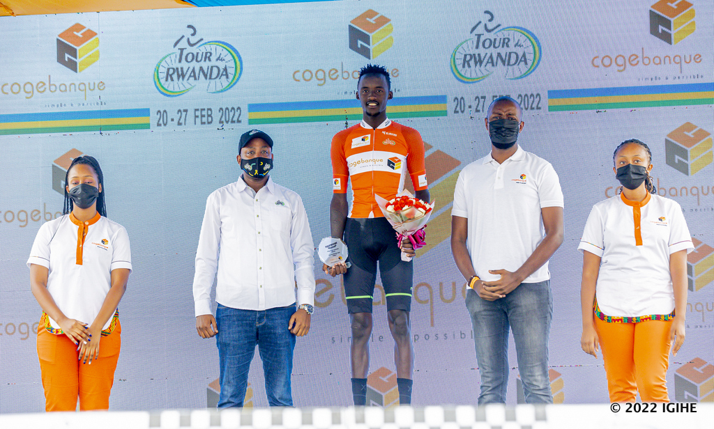 Umunyarwanda Mugisha Samuel yahize abandi mu guterera imisozi ahembwa na Cogebanque