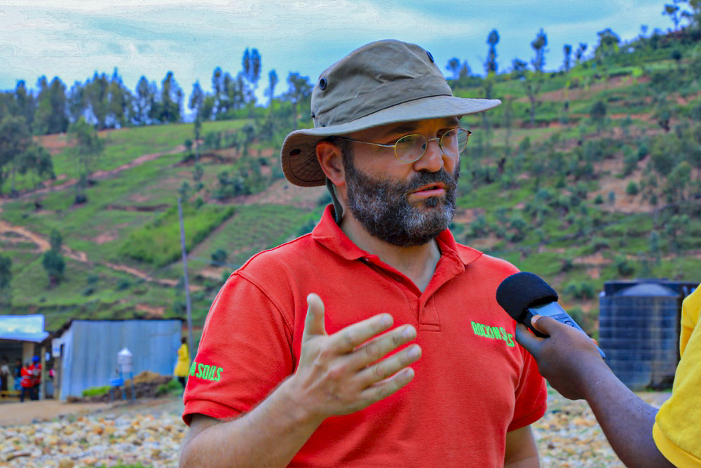 Ruben Borge asobanura ibyifashishwa mu gukora ifumbire y'imborera n'iy'amazi ikoreshwa muri kawa