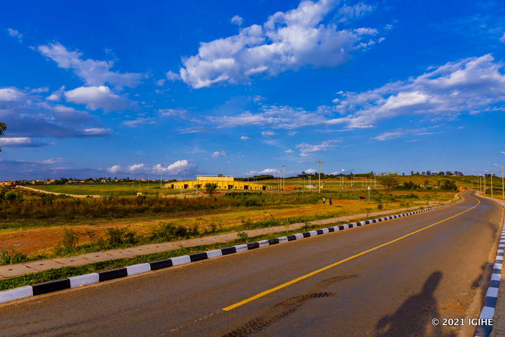 Umuhanda wubatswe ugana kuri Stade Nyagatare ahakinira ikipe ya Sunrise yo mu Burasirazuba bw'u Rwanda. Uri mu yatewe inkunga na Banki y'Isi ifatanyije na Guverinoma y'u Rwanda