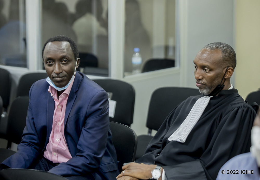 Me Ndutiye Youssuf (ibumoso) yari kumwe na Me Murangwa Faustin uhagarariye bamwe mu baregera indishyi ubwo bumvaga umwanzuro w'urukiko ku bujurire bwabo
