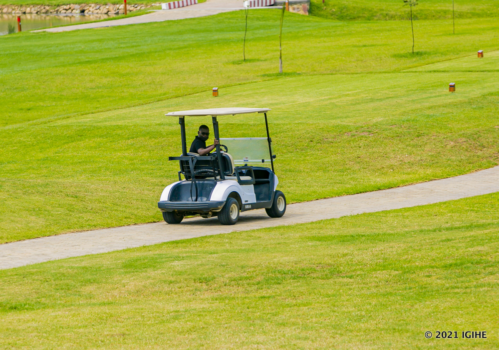 Utu tumodoka tuzwi nka 'Golf carts' ni two dufasha abakinnyi kugera mu bice bitandukanye by'iki kibuga