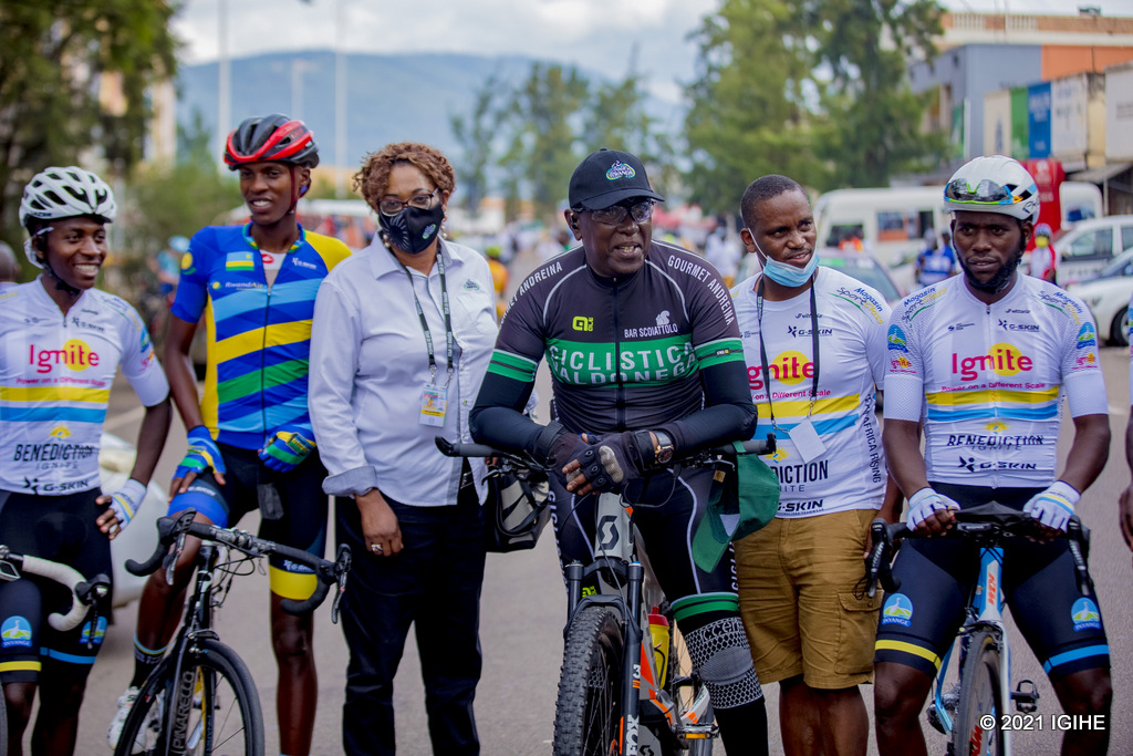 Areruya (ubanza iburyo), yegeranye n'umutoza Munyankindi mu ifoto bafashe bari kumwe na Bernard Makuza wabaye Minisitiri w'Intebe na Perezida wa Sena