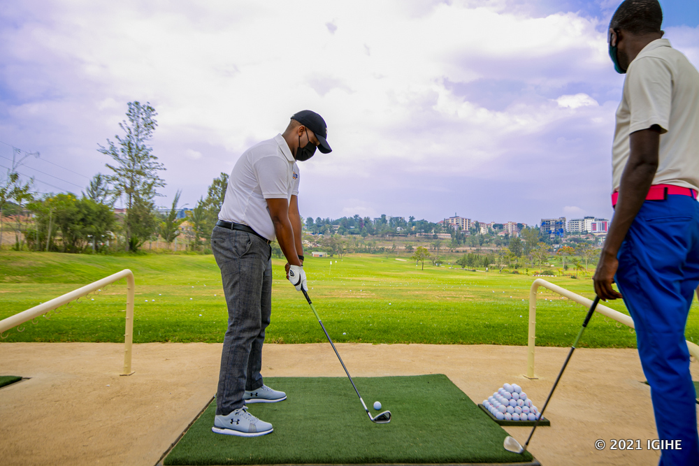 Regis Rugemanshuro yitegura gutera umupira wifashishwa muri Golf